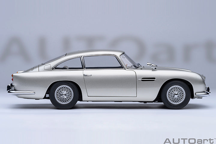 ASTON MARTIN DB5 "007 GOLDFINGER" (W/ WEAPONS) (BIRCH SILVER) - 1:18 SCALE MODEL - AUTOART