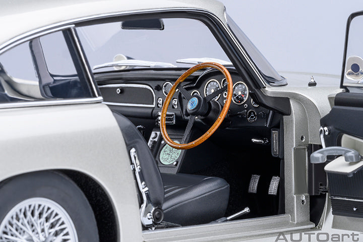 ASTON MARTIN DB5 "007 GOLDFINGER" (W/ WEAPONS) (BIRCH SILVER) - 1:18 SCALE MODEL - AUTOART