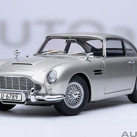 ASTON MARTIN DB5 "007 GOLDFINGER" (W/ WEAPONS) (BIRCH SILVER) - 1:18 SCALE MODEL - AUTOART