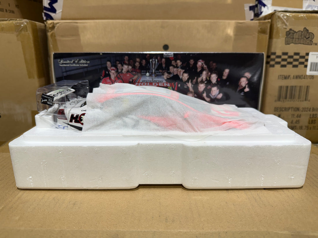 2009 Bathurst Winner Tander/Davison -- Holden Racing Team - 1:18 Scale Diecast Model