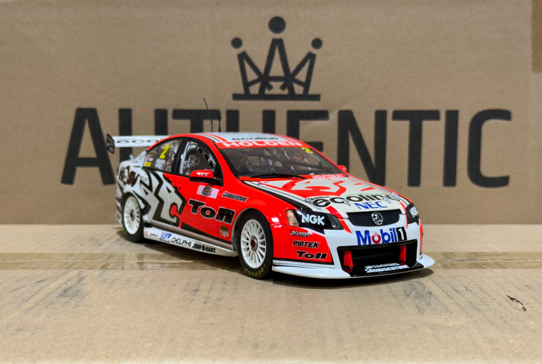 2009 Bathurst Winner Tander/Davison -- Holden Racing Team - 1:18 Scale Diecast Model