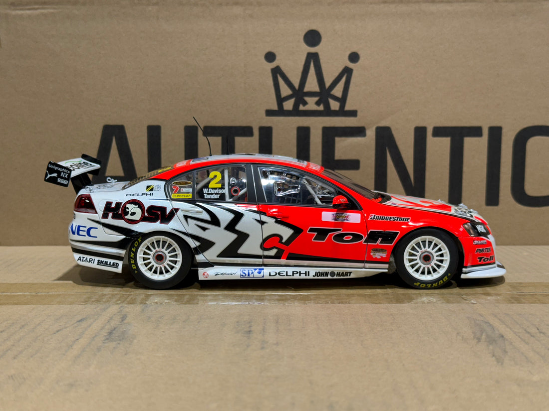 2009 Bathurst Winner Tander/Davison -- Holden Racing Team - 1:18 Scale Diecast Model