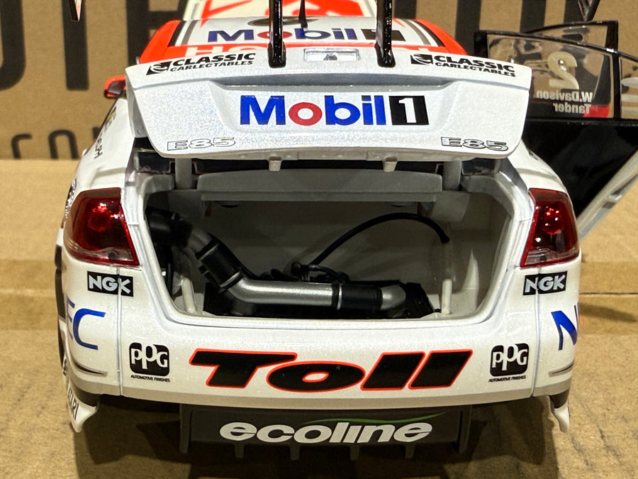 2009 Bathurst Winner Tander/Davison -- Holden Racing Team - 1:18 Scale Diecast Model