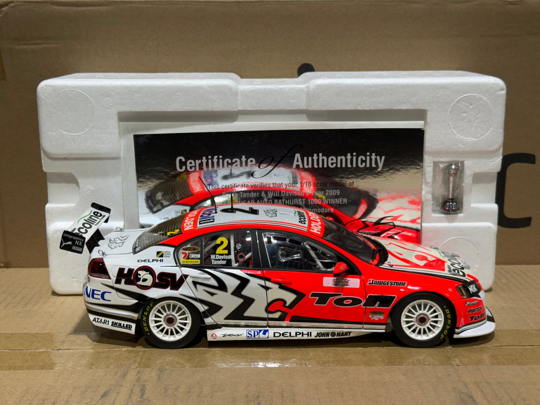 2009 Bathurst Winner Tander/Davison -- Holden Racing Team - 1:18 Scale Diecast Model