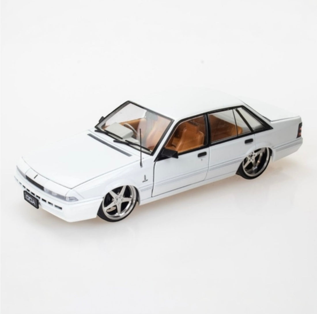 VL CALAIS - WHITE - 1:24 SCALE DIECAST MODEL - DDA