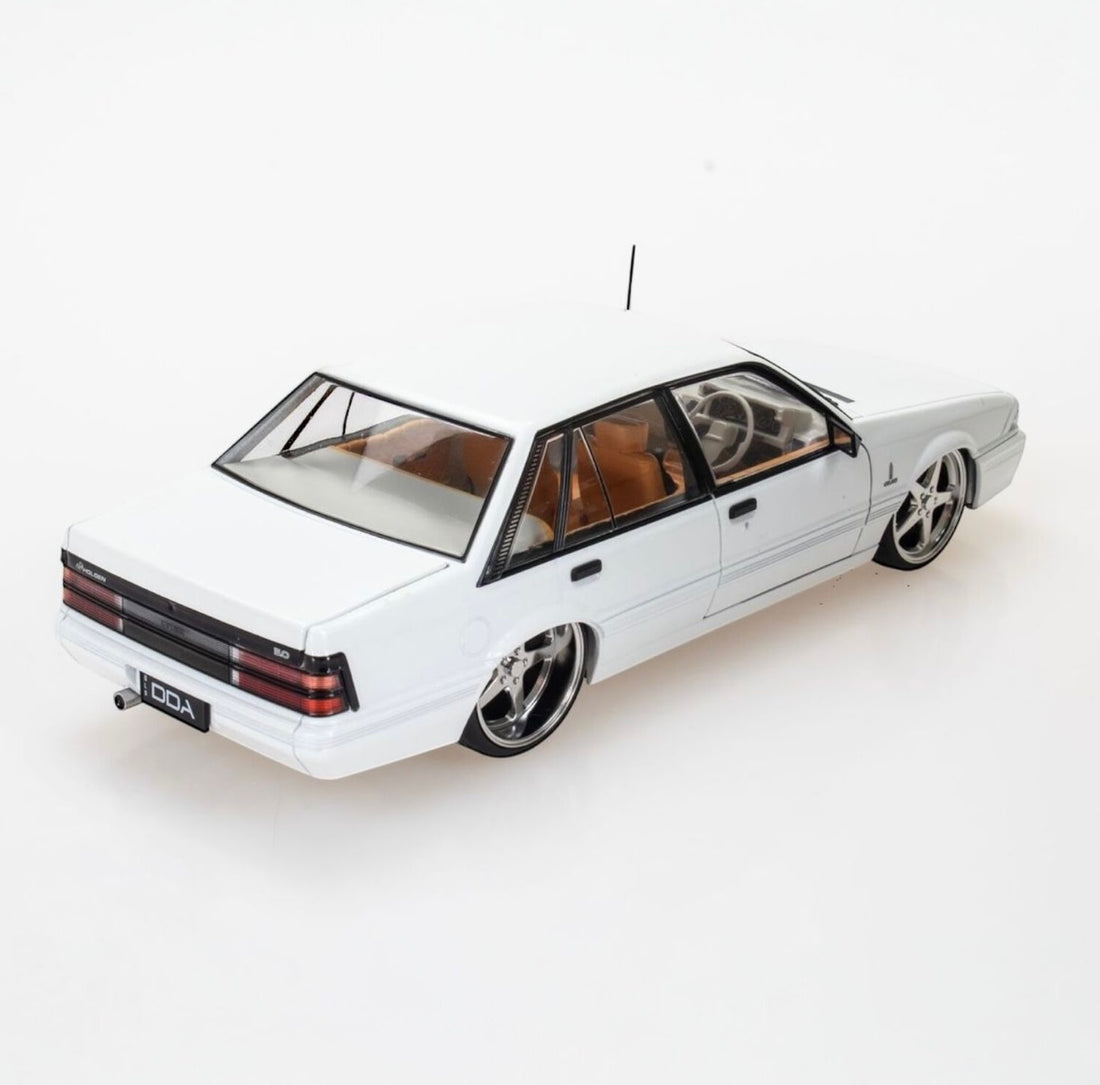 VL CALAIS - WHITE - 1:24 SCALE DIECAST MODEL - DDA