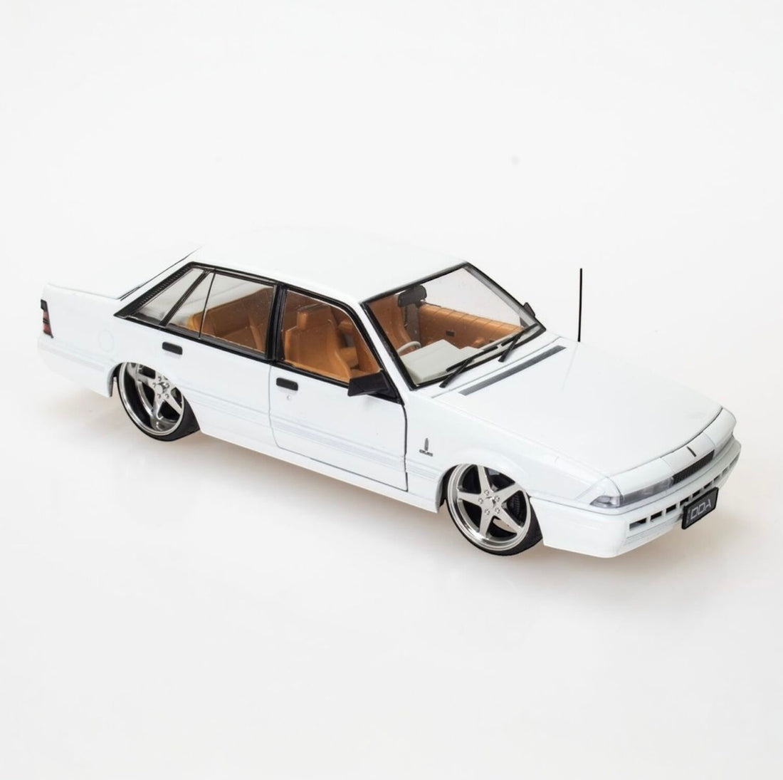 VL CALAIS - WHITE - 1:24 SCALE DIECAST MODEL - DDA