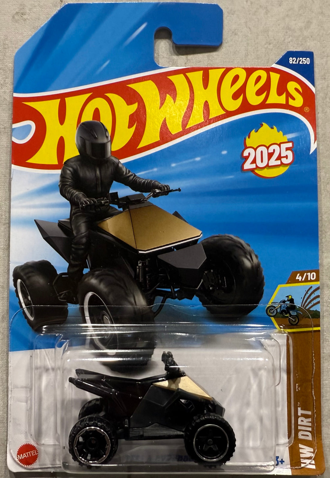 TESLA CYBERQUAD
