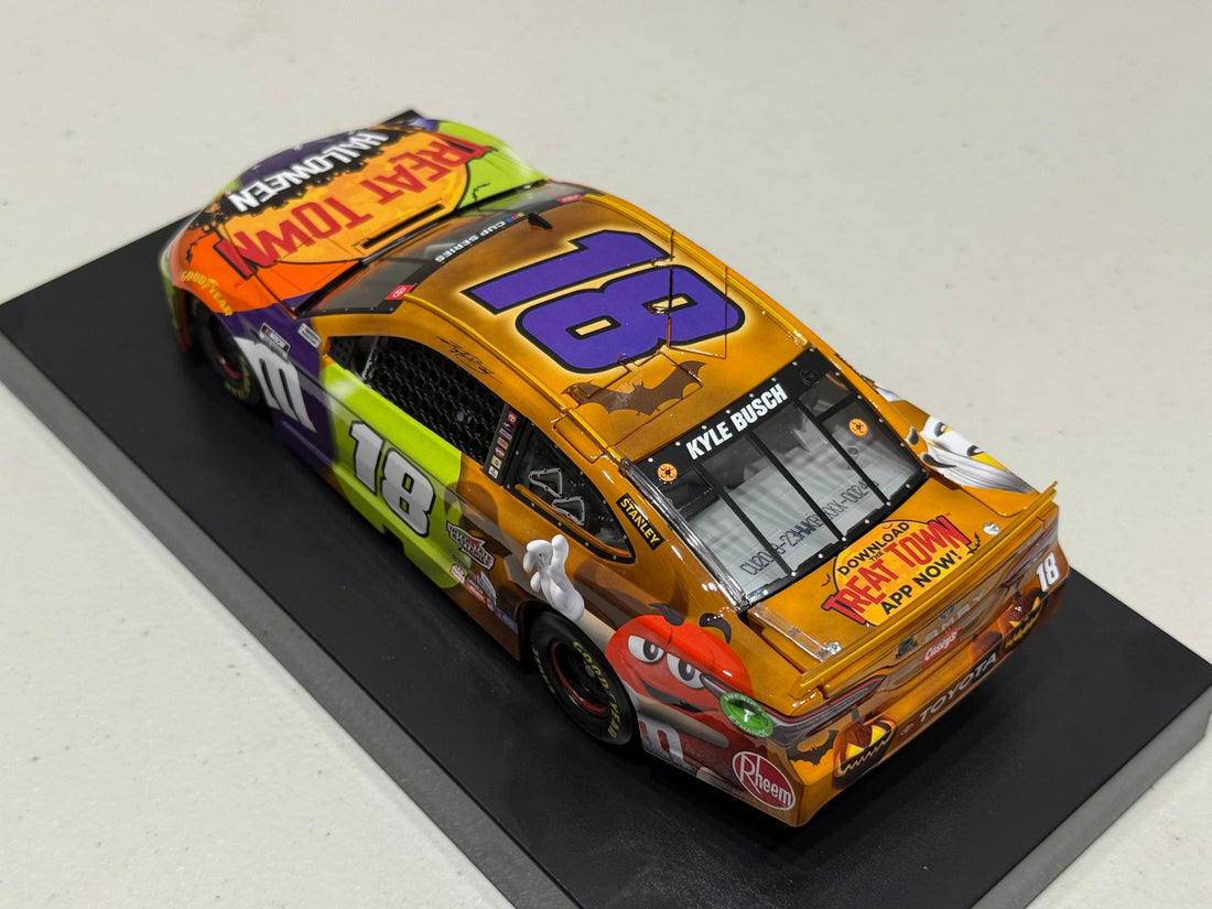 KYLE BUSCH 2020 M&M'S HALLOWEEN 1:24 SCALE ARC DIECAST MODEL
