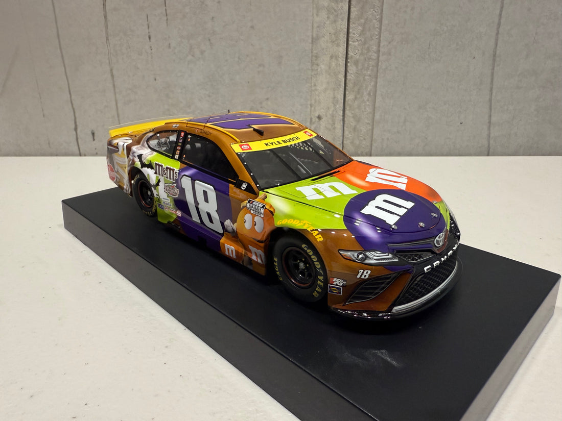 KYLE BUSCH 2021 M&M'S HALLOWEEN 1:24 SCALE ELITE DIECAST MODEL