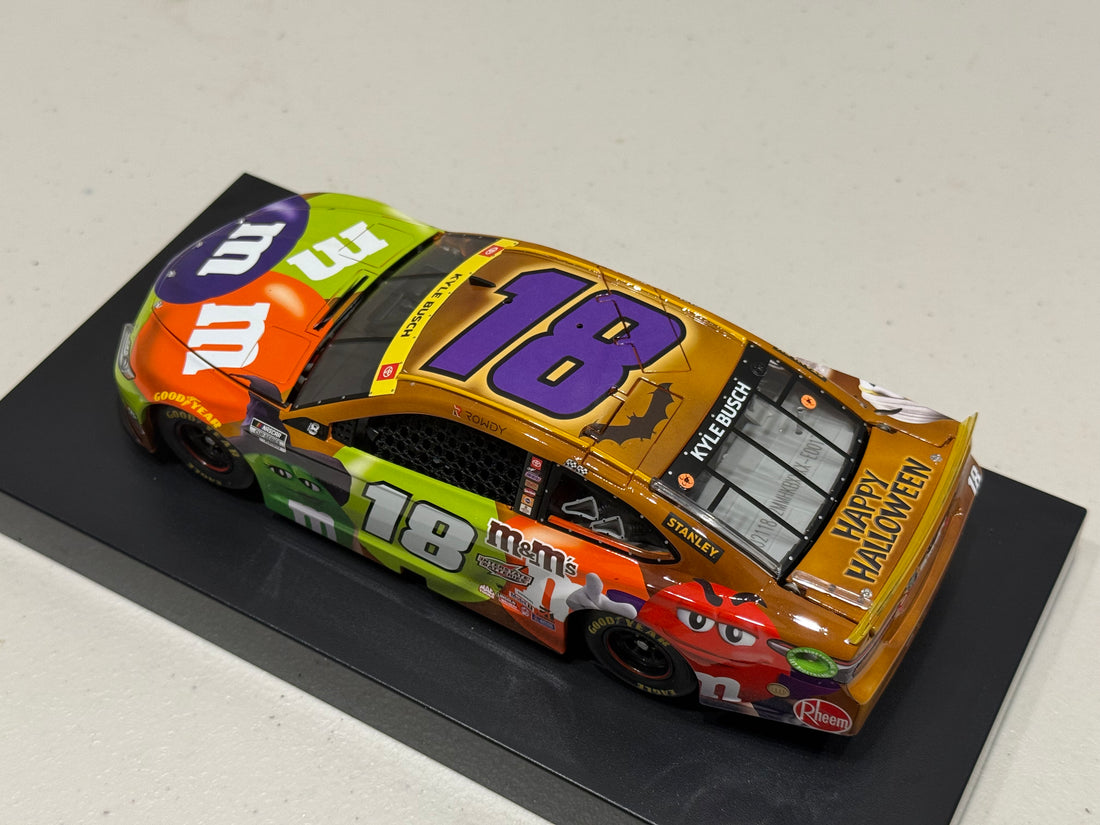 KYLE BUSCH 2021 M&M'S HALLOWEEN 1:24 SCALE ELITE DIECAST MODEL