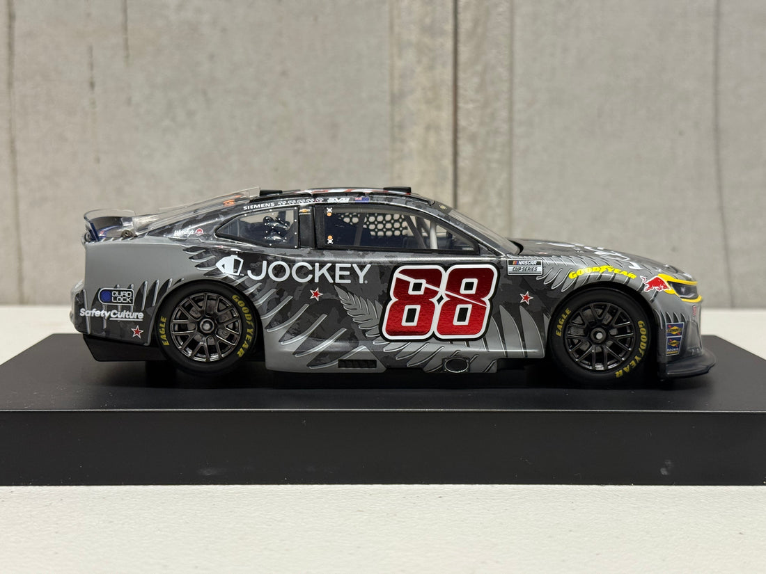 SHANE VAN GISBERGEN 2025 JOCKEY NEW ZEALAND 1:24 SCALE ELITE DIECAST