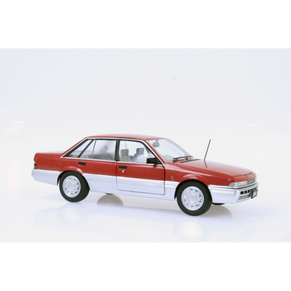 *PRE-ORDER* HOLDEN VL CALAIS - RED/SILVER - 1:24 SCALE DIECAST MODEL - DDA