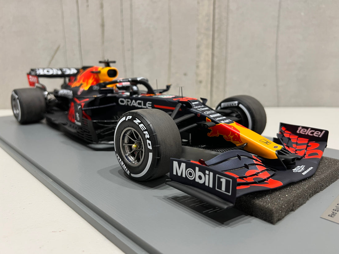 Red Bull Racing Honda RB16B No.33 Red Bull Racing - Winner Dutch GP 2021 - Max Verstappen. With Acrylic Cover. Limited 321 - 1:12 Scale Resin Model Car