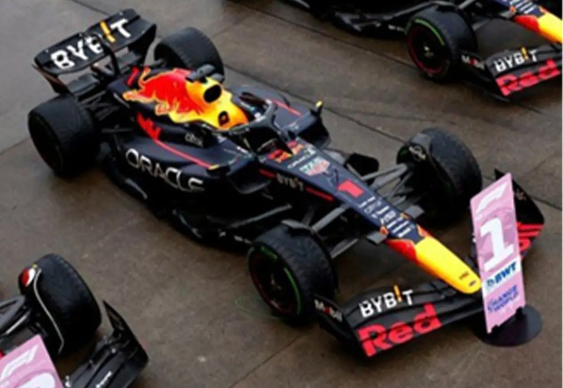 *PRE-ORDER* Oracle Red Bull Racing RB18 No.1 - Winner Japanese GP 2022 - 2022 Formula One Drivers' Champion. Max Verstappen. (With No.1 and World Champion Board). Limited 1022 - 1:12 Scale Resin Model Car - SPARK