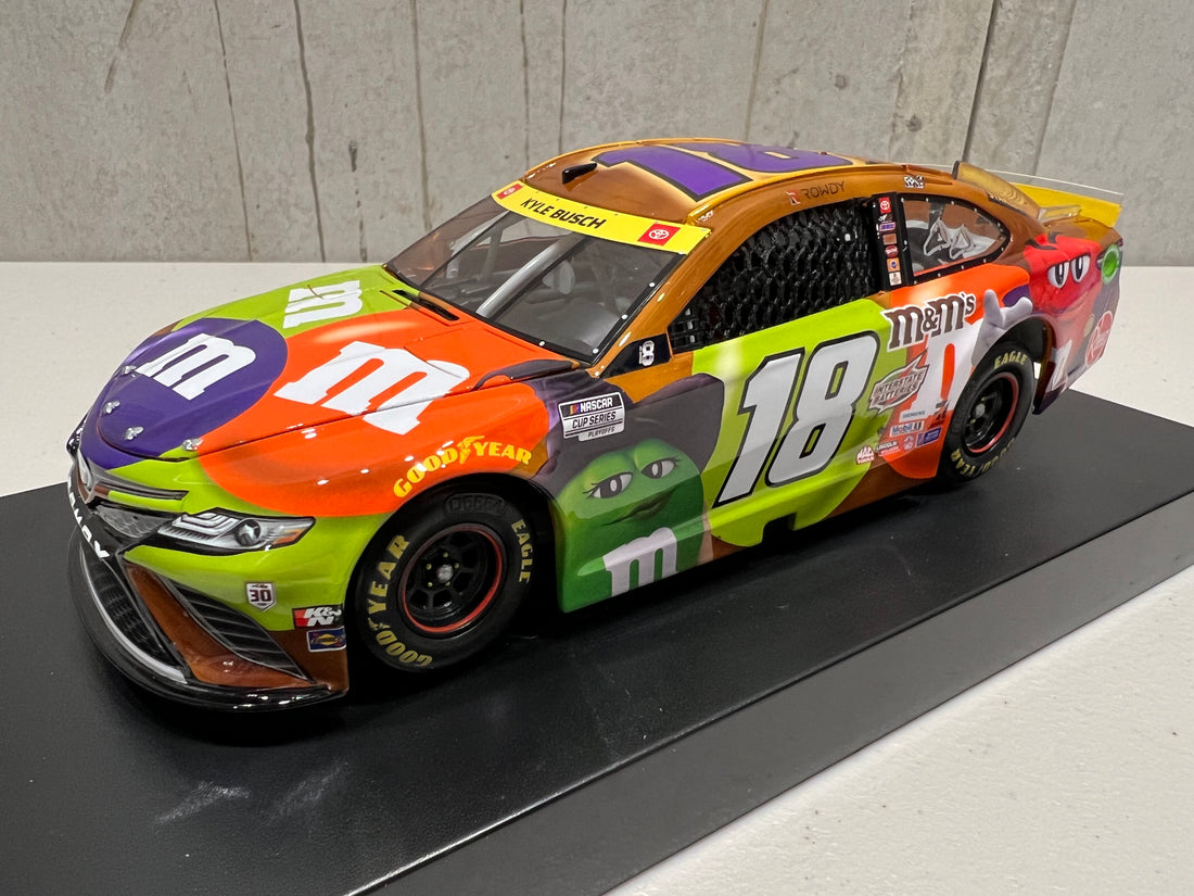 KYLE BUSCH 2021 M&M'S HALLOWEEN 1:24 SCALE ARC DIECAST MODEL